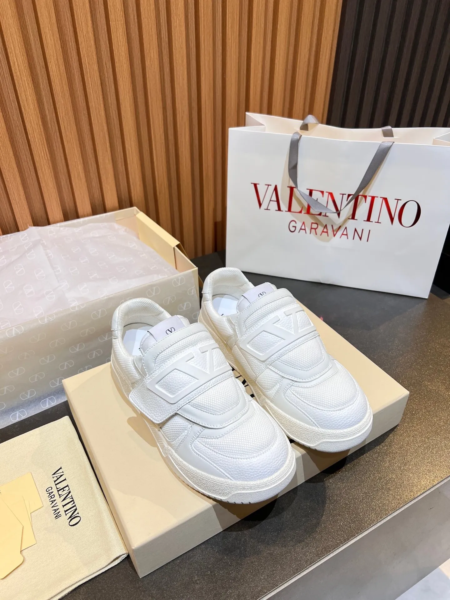 Men's men's shoes 💰760 VLTN Valentin 𝑶𝒏𝒆𝑺𝒕𝒖𝒅 Couple's sneaker series Valentino 2025 new couple's sneakers are on sale. The original ZP purchased and disassembled. Repeated pattern making and modification. The strength must be restored one to one! Top luxury masterpiece Velcro design Soft and comfortable imported calfskin 🧧brings excellent and elegant texture and excellent on-foot comfort Top purchasing version upper: imported calfskin surface/original oil edge craftsmanship Inner: water-dyed cowhide lining Outsole: original development 𝐓𝐏𝐔 two-color combination outsole Packaging: original configuration complete package Code number: 35-46 (45 46 customized)